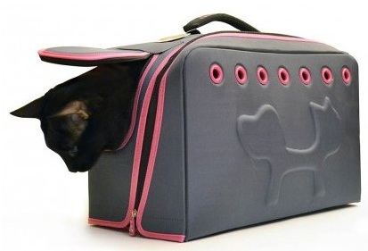 Ce sac de transport United Pets est parfait pour un voyage en cabine d'avion.